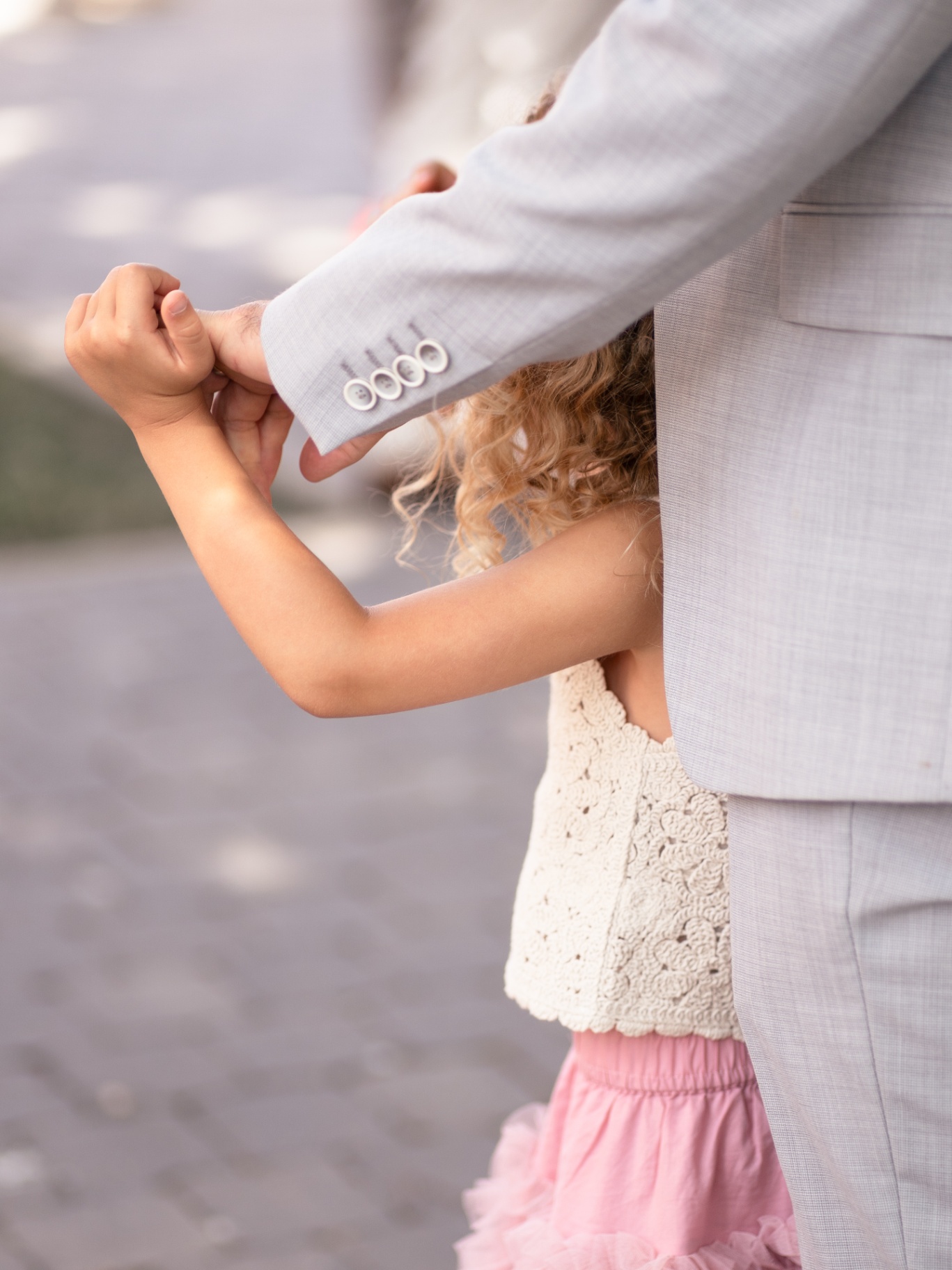 Petite fille tenant la main du marié